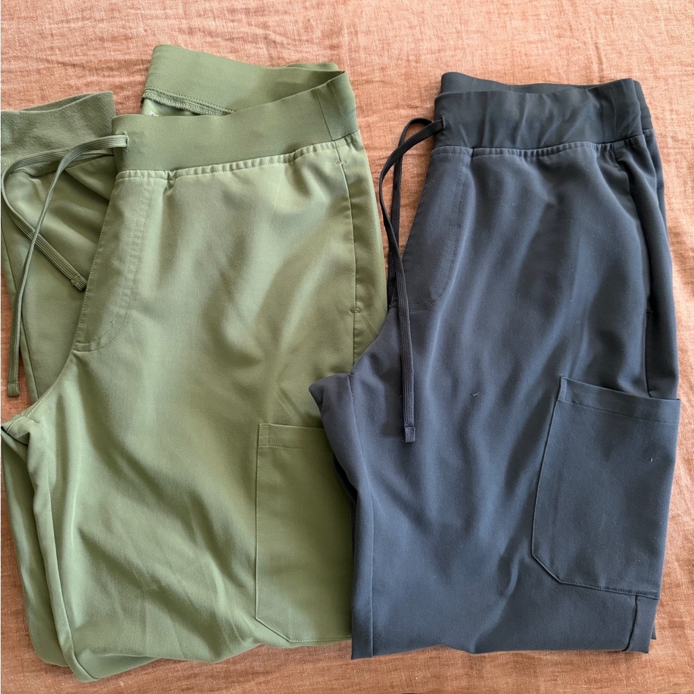 2 pairs Women’s Mandala 9 Pocket Jogger Scrubs - M